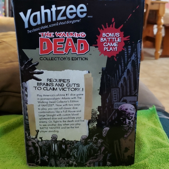 🧟‍♂️COLLECTOR'S EDITION TWD YAHTZEE🧟‍♀️ - Picture 6 of 8